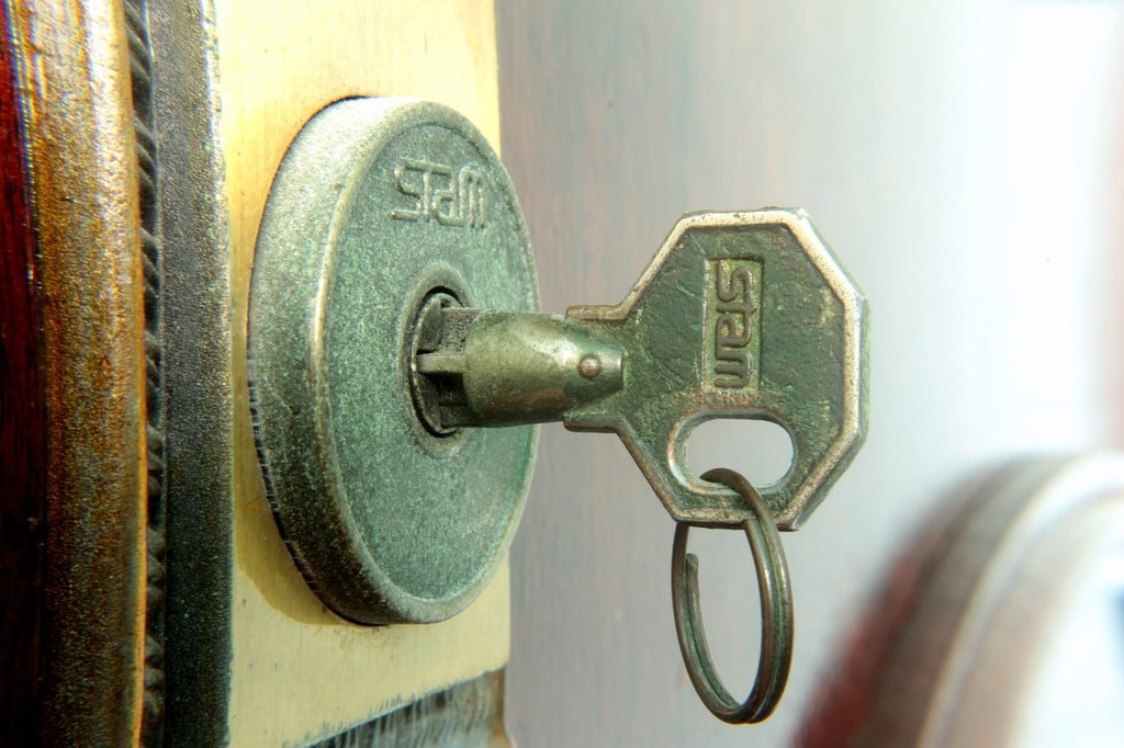 Changer une serrure de porte d'entrée en 30 minutes